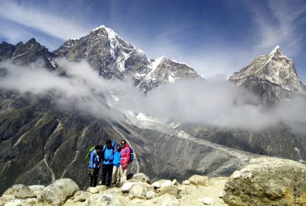 guest enjoing the view and taking picture on the way to ebc trek